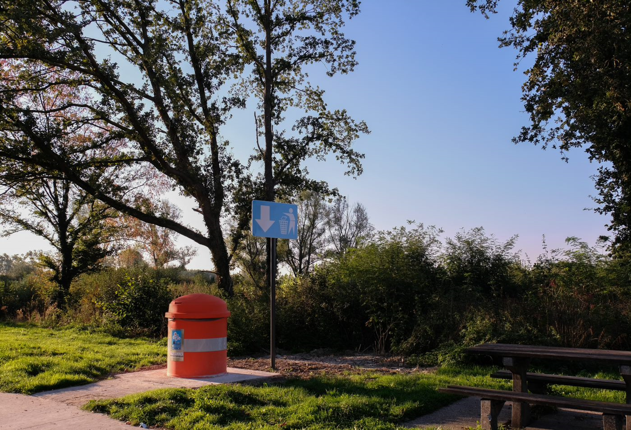 vuilnisbak met pijl