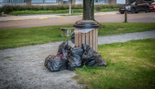 sluikstort bij straatvuilnisbak