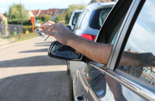 peuk uit de wagen