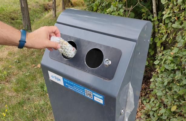 afval in vuilnisbak