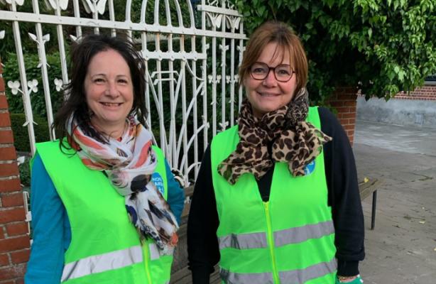 Inge en Grietje tijdens hun opruimronde